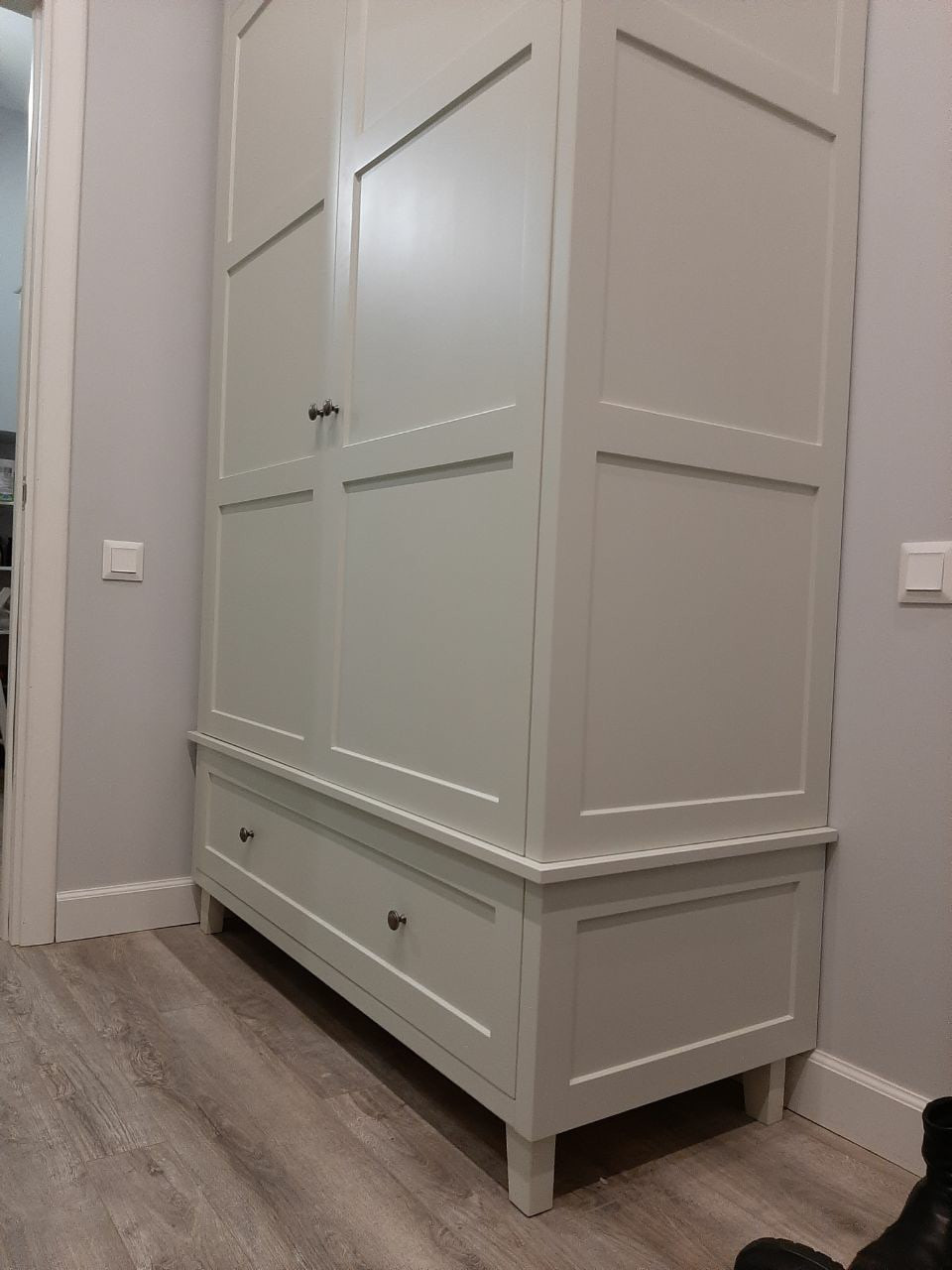 Классический шкаф в прихожей