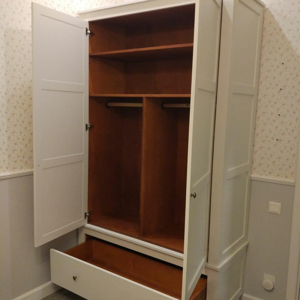 Классический шкаф в прихожей