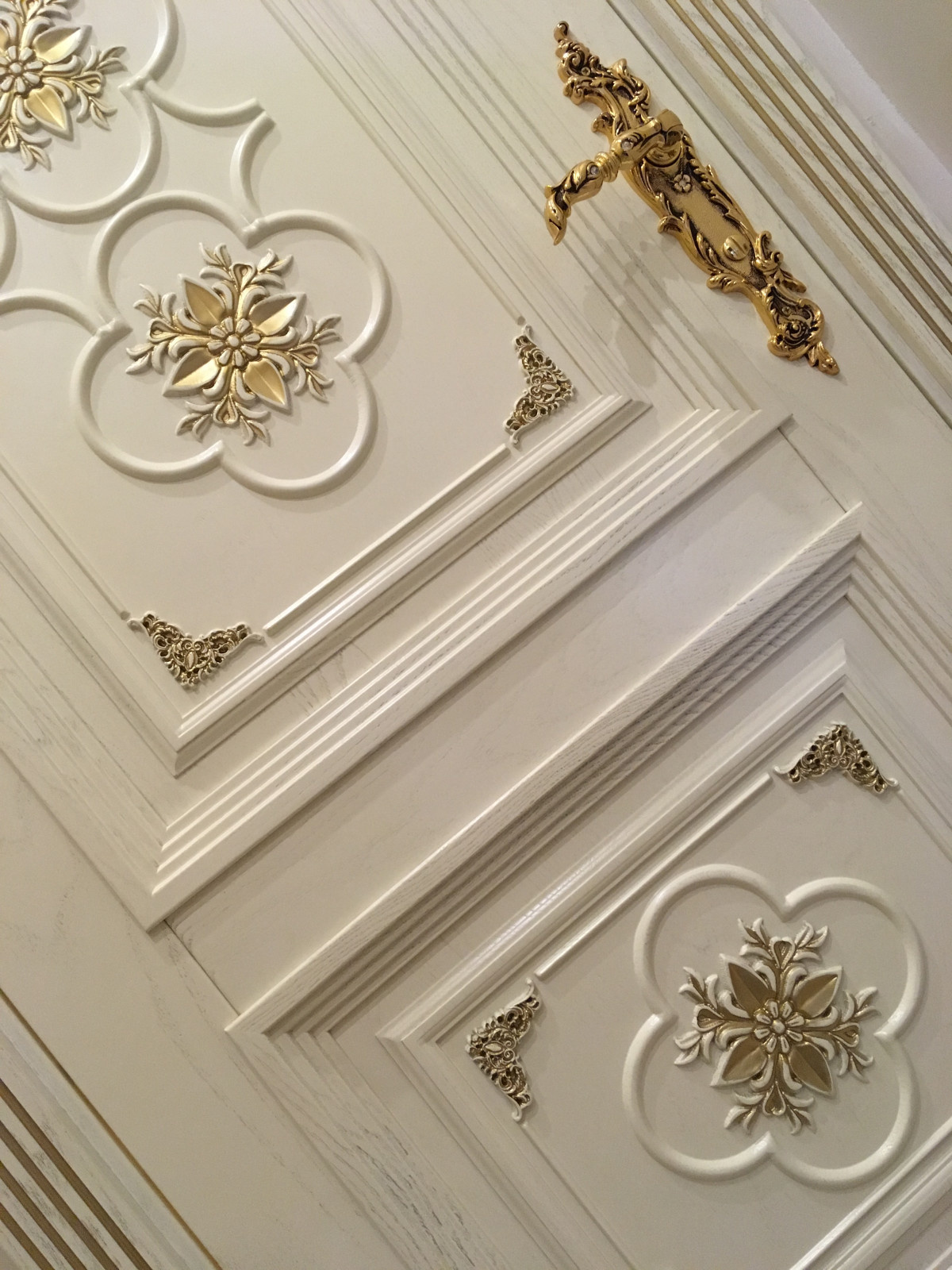 Классические двери из массива дуба