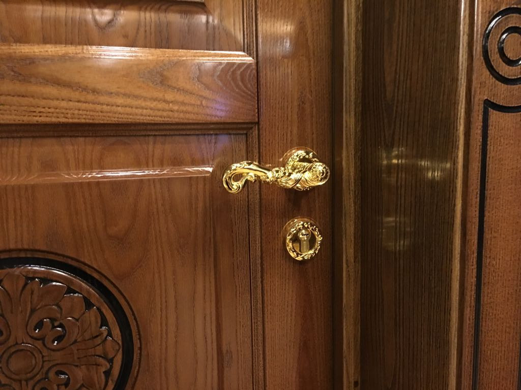 Классические двери из массива дуба