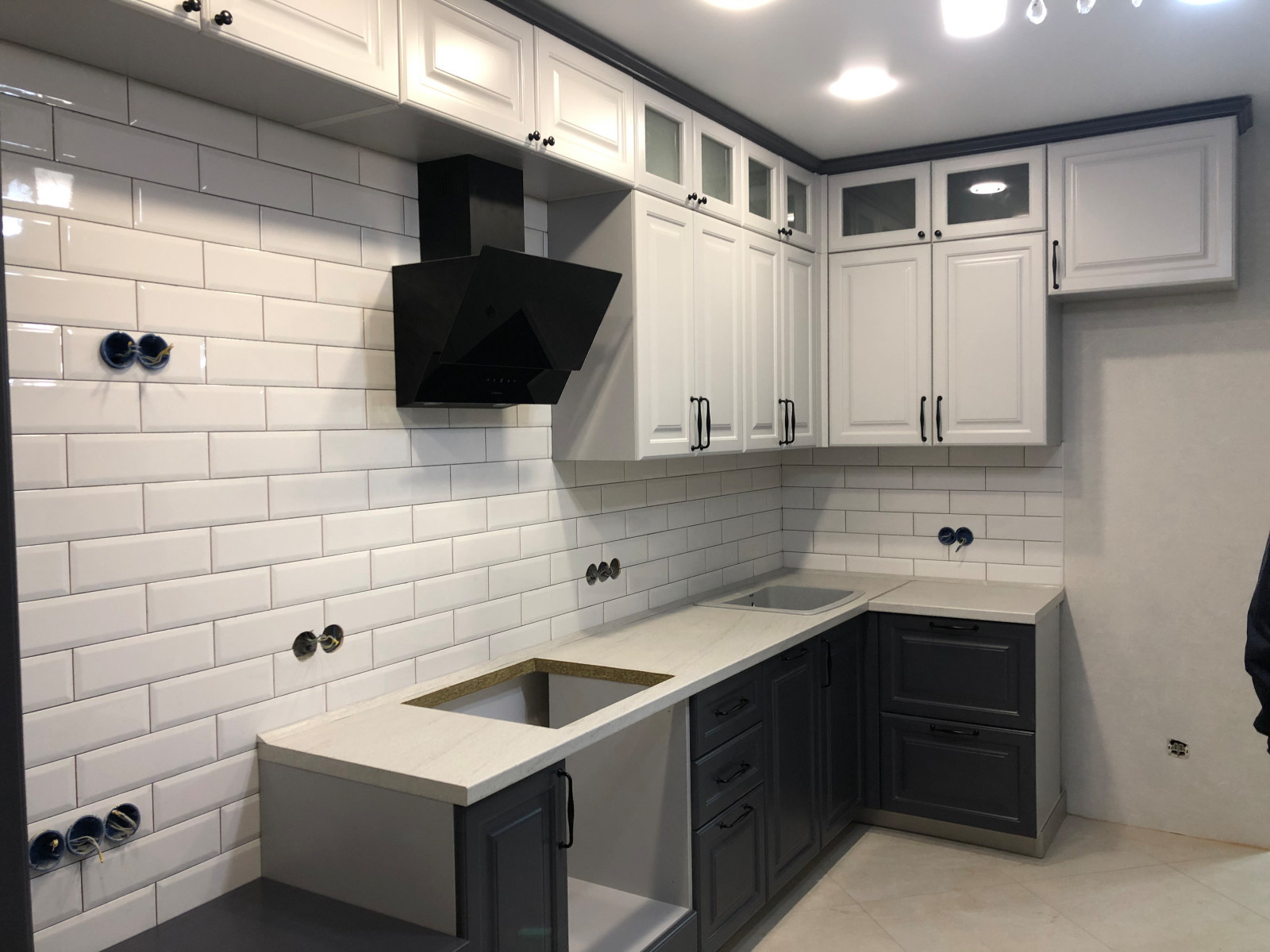 Кухня с фасадами с покрытием эмаль