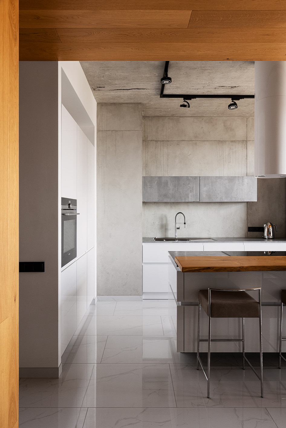 Houzz тур: Квартира в Сочи с акцентом на авторскую живопись