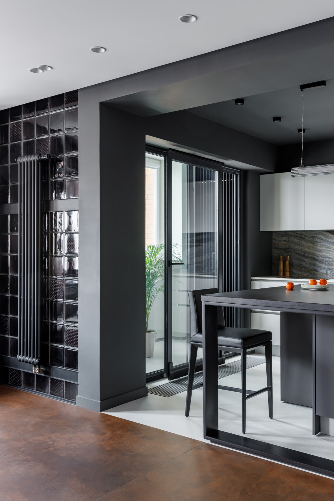 Фрагмент кухни, вид на лоджию