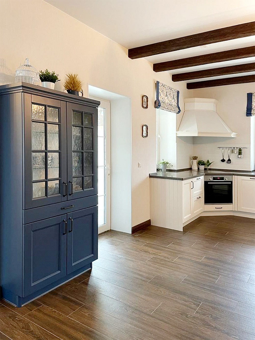 Белая просторная кухня в скандинавском стиле