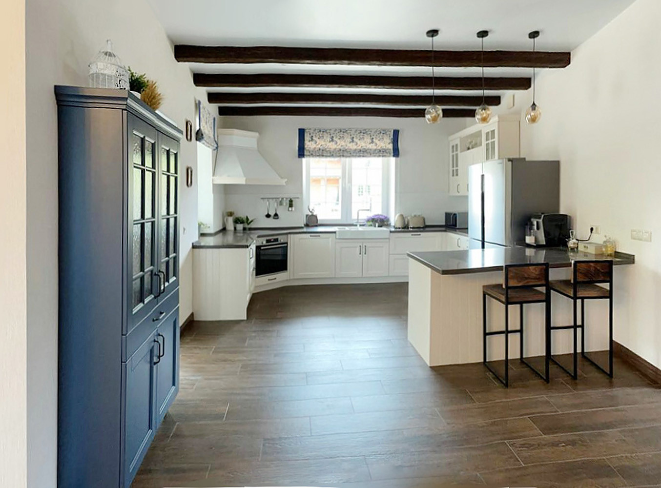 Белая просторная кухня в скандинавском стиле