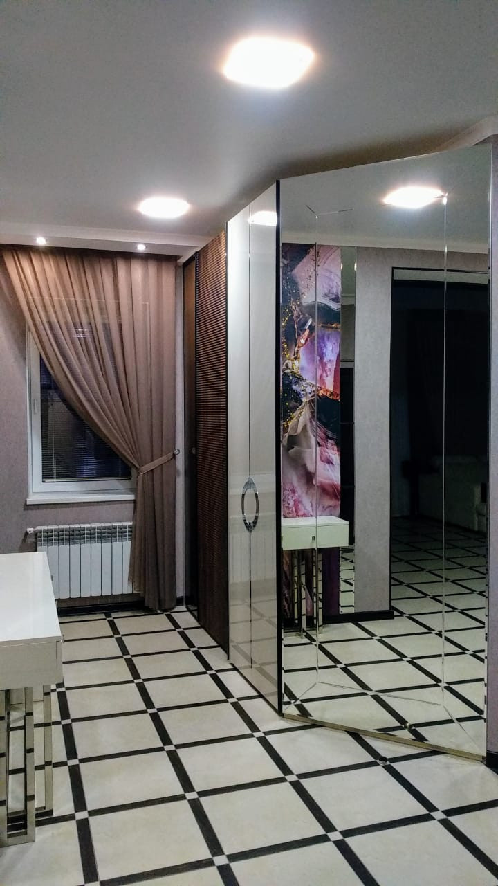 Реализация холла с яркой фреской
