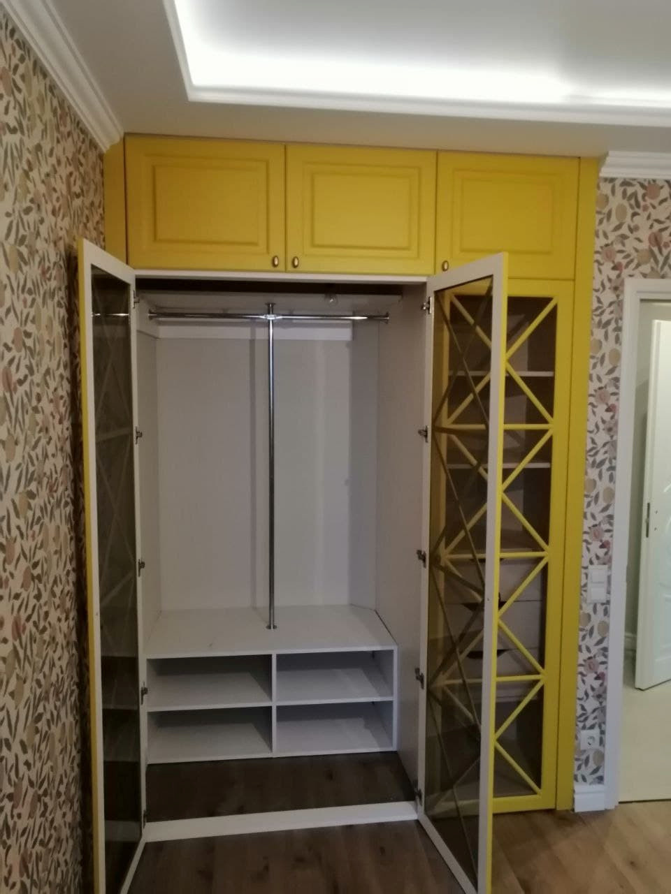 Стильный яркой оранжевый шкаф