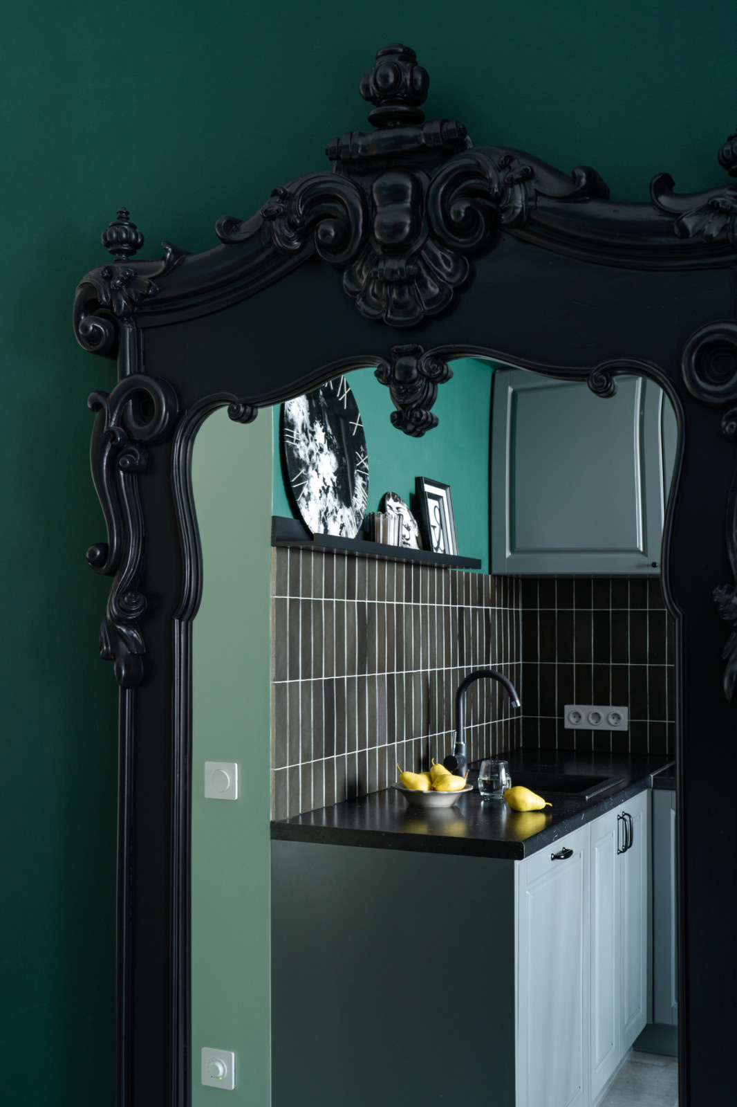 В гостях: Квартира с зеркалом XIX века и мини-садом на балконе