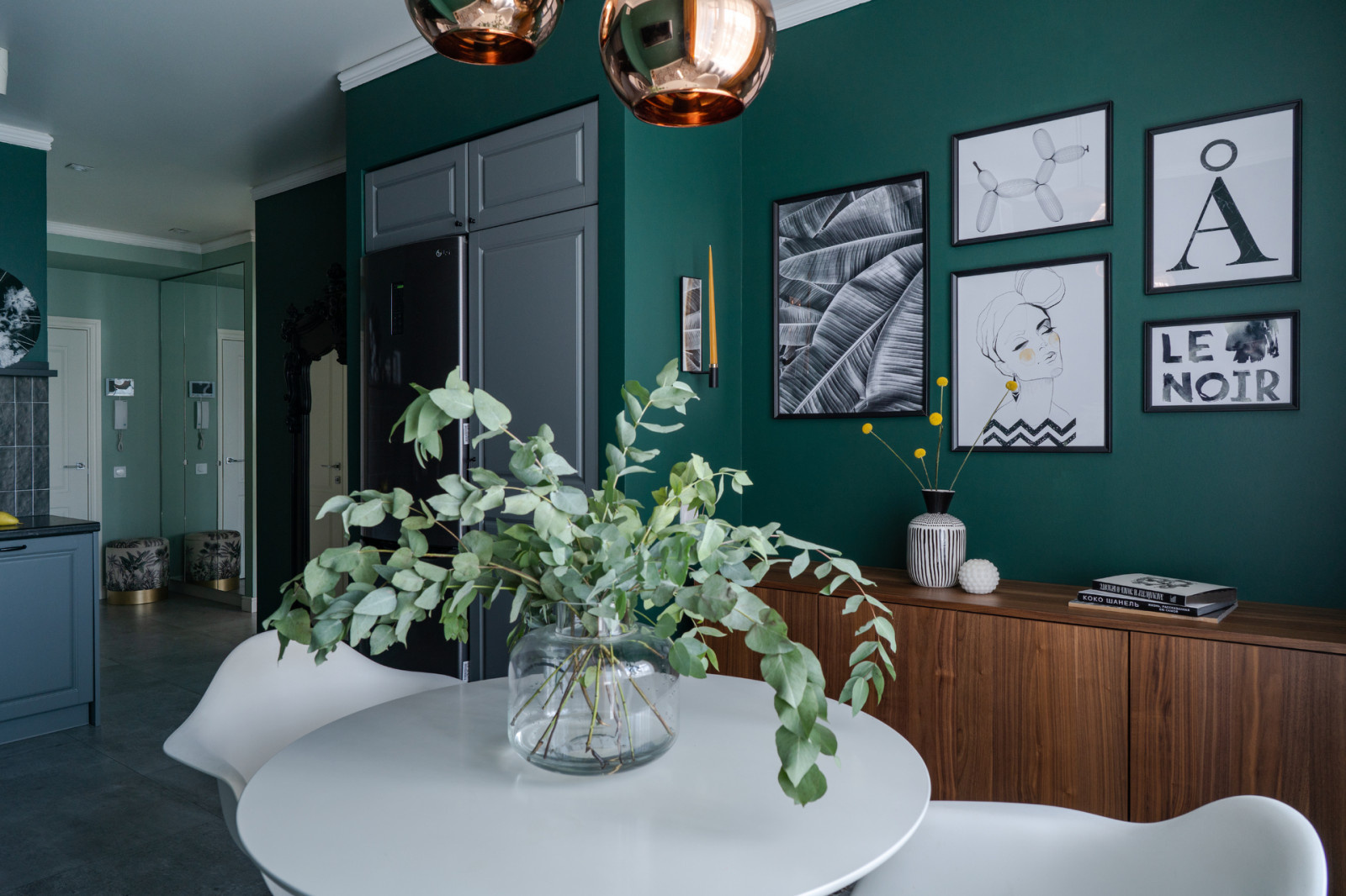 В гостях: Квартира с зеркалом XIX века и мини-садом на балконе