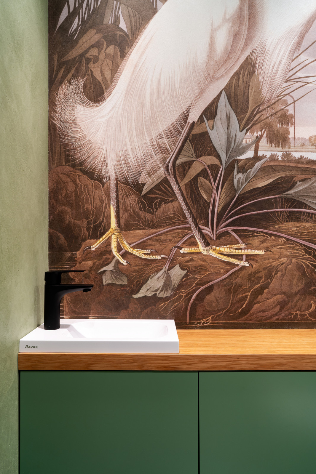 В гостях: Квартира с зеркалом XIX века и мини-садом на балконе