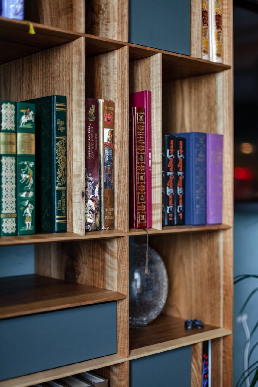 Реализация проект гостиной с эксклюзивным дизайном дверей г. Санкт-Петербург