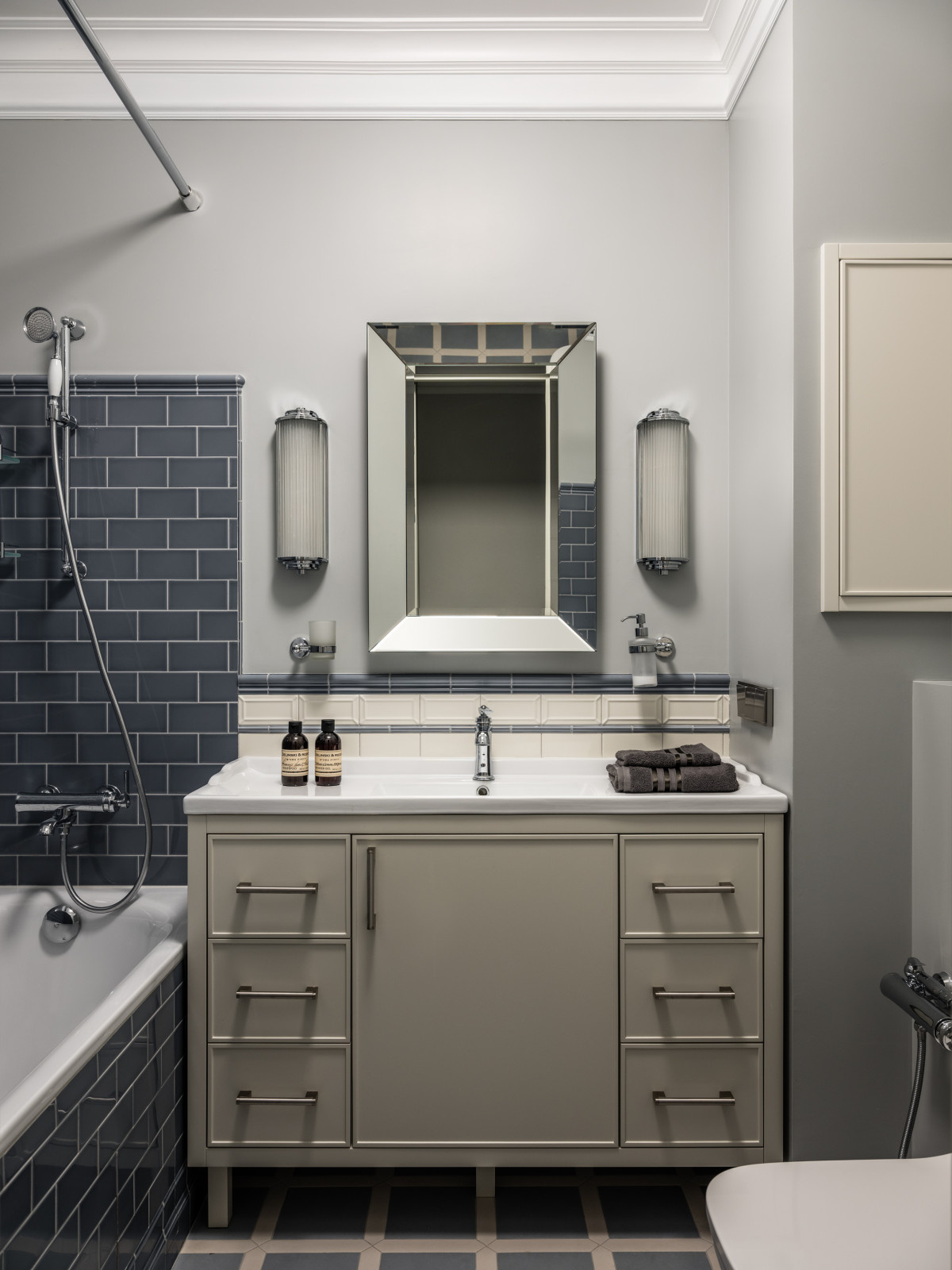 Houzz тур: Одна квартира из двух — интерьер в тёплых серых тонах