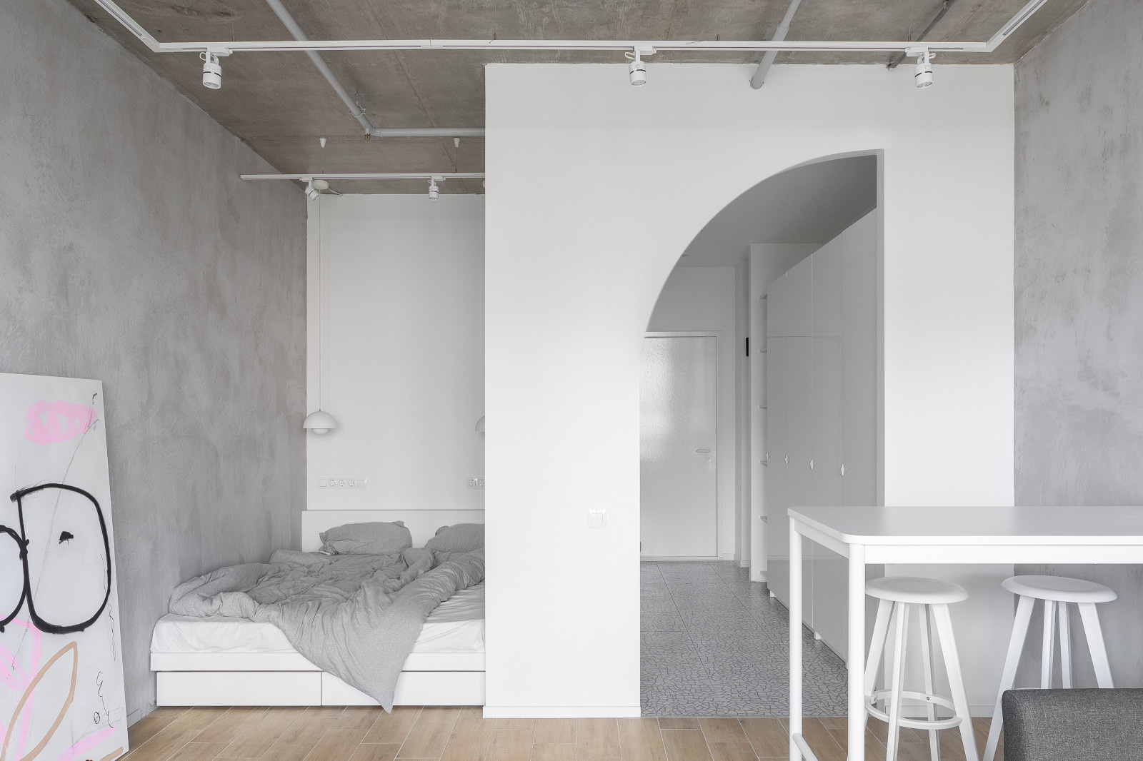 Houzz тур: 33 кв. м — студия с бетоном и полуаркой