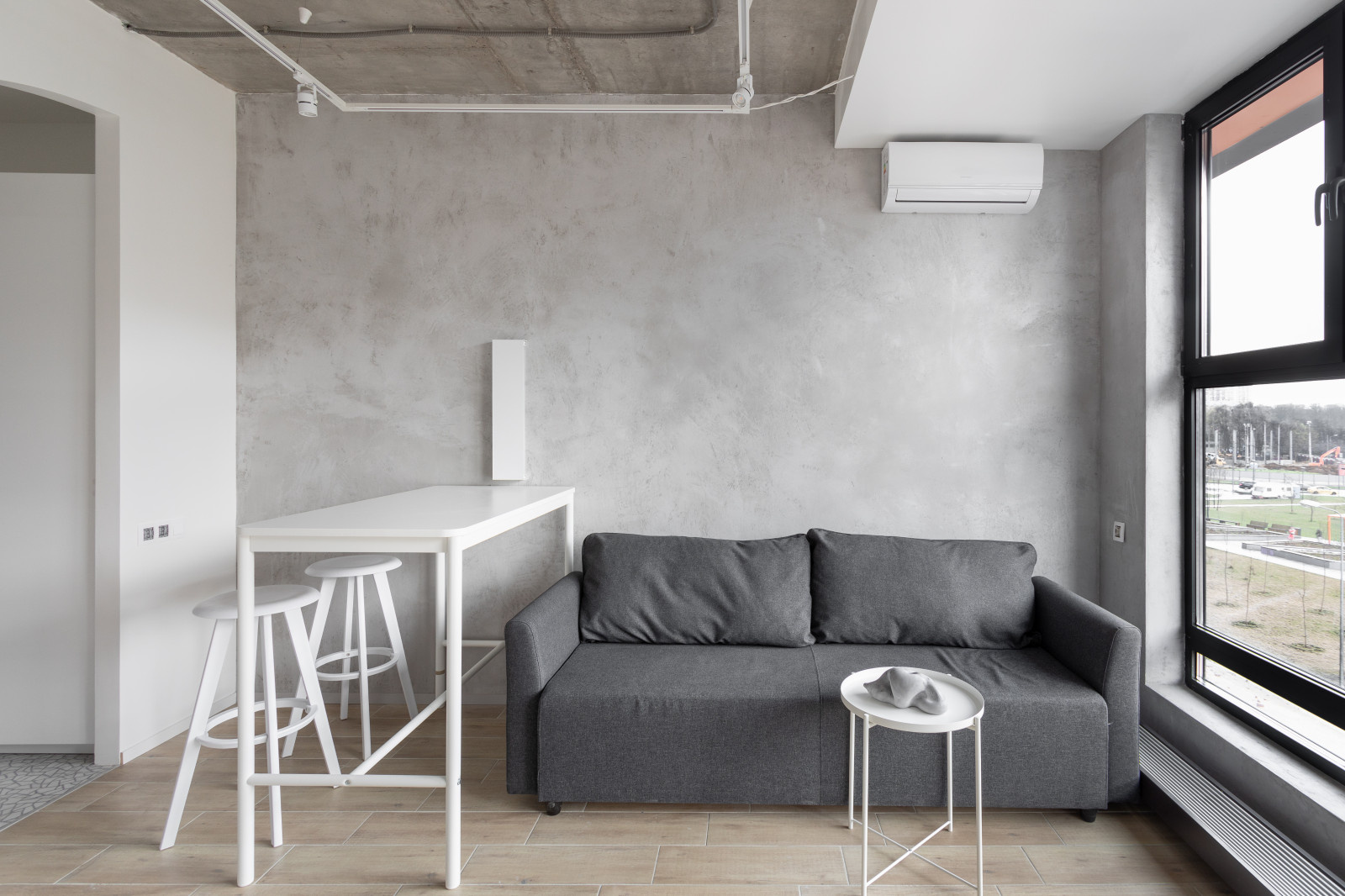 Houzz тур: 33 кв. м — студия с бетоном и полуаркой