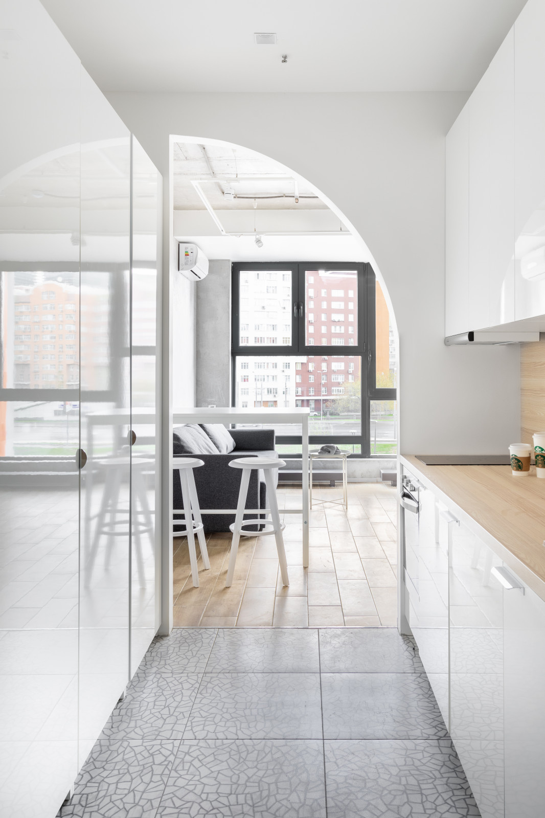 Houzz тур: 33 кв. м — студия с бетоном и полуаркой