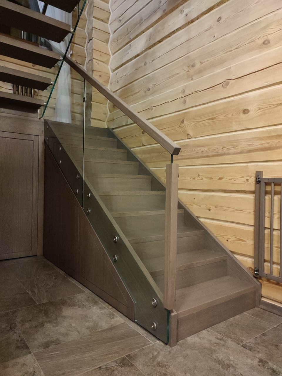 Лестница в деревянном доме