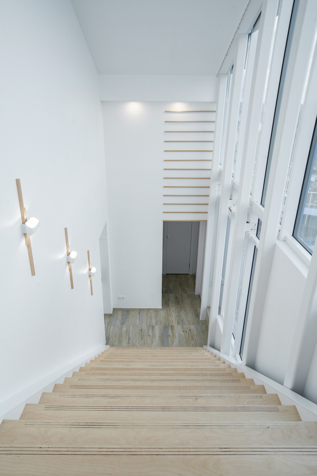 Вид с лестницы на прихожую