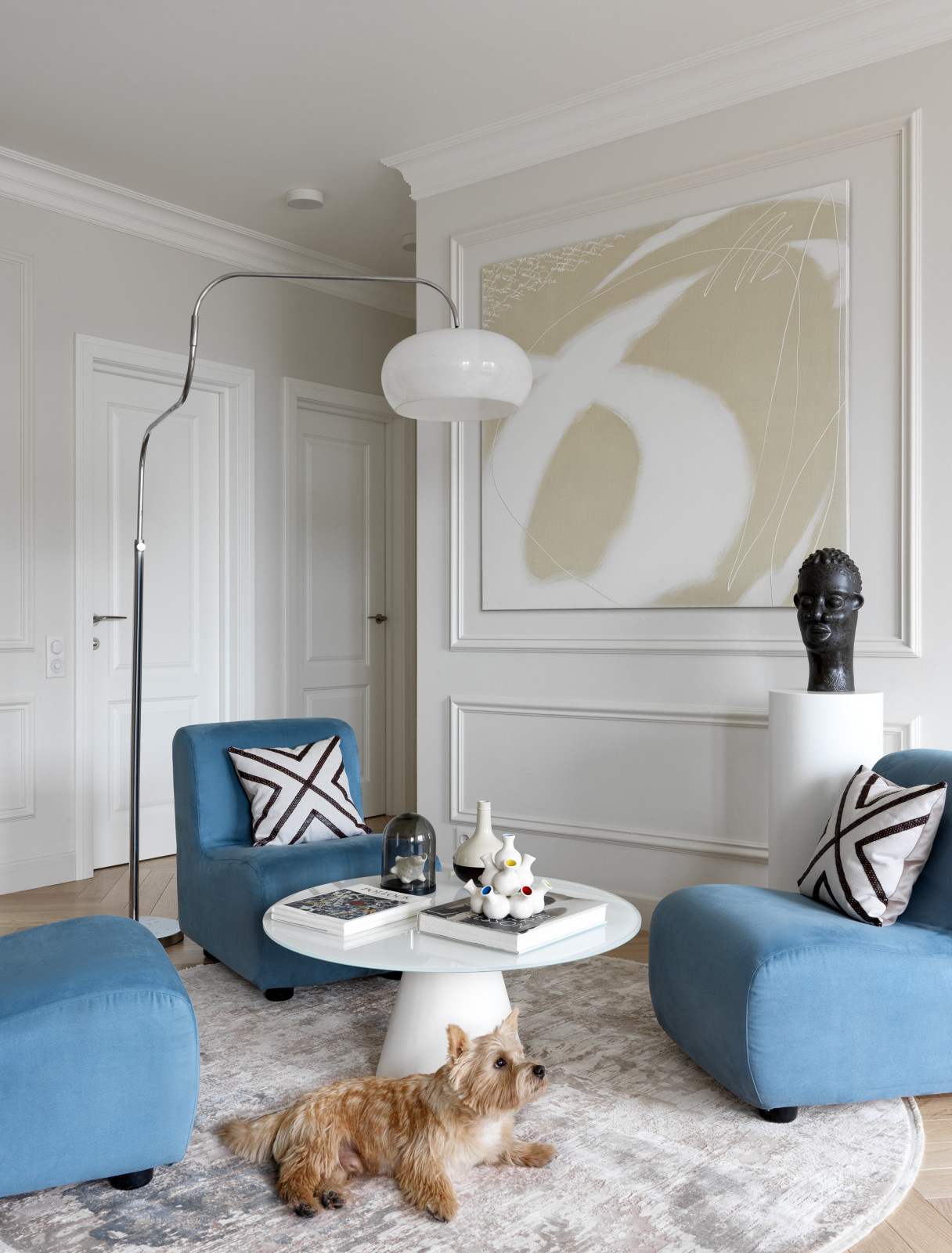 Houzz тур: Антиквариат и семейные реликвии в современной квартире