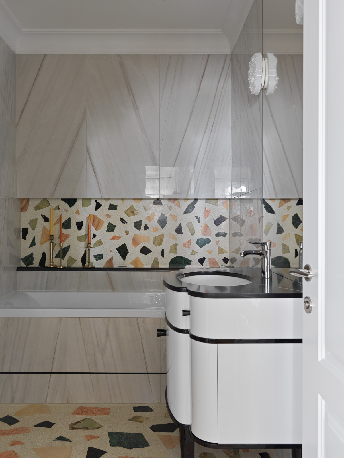 Houzz тур: Антиквариат и семейные реликвии в современной квартире