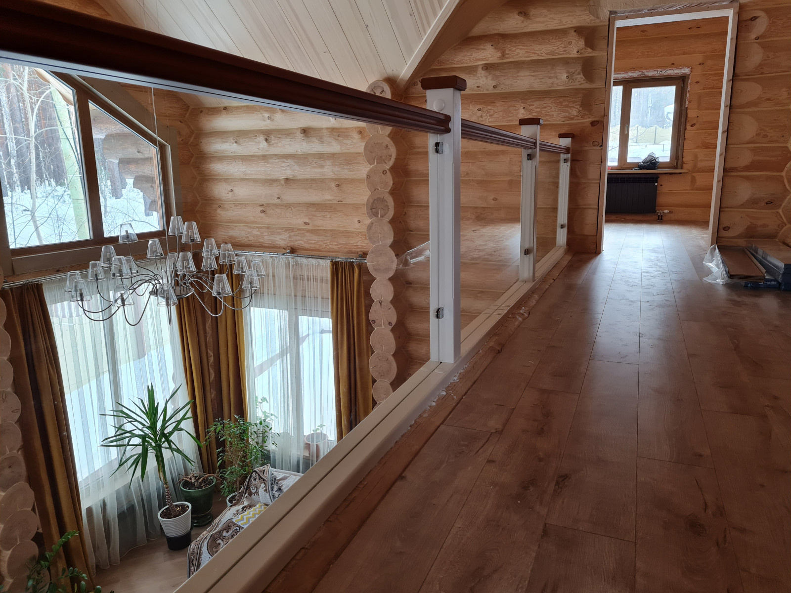 Лестница интерьерная с ограждениями из стекла