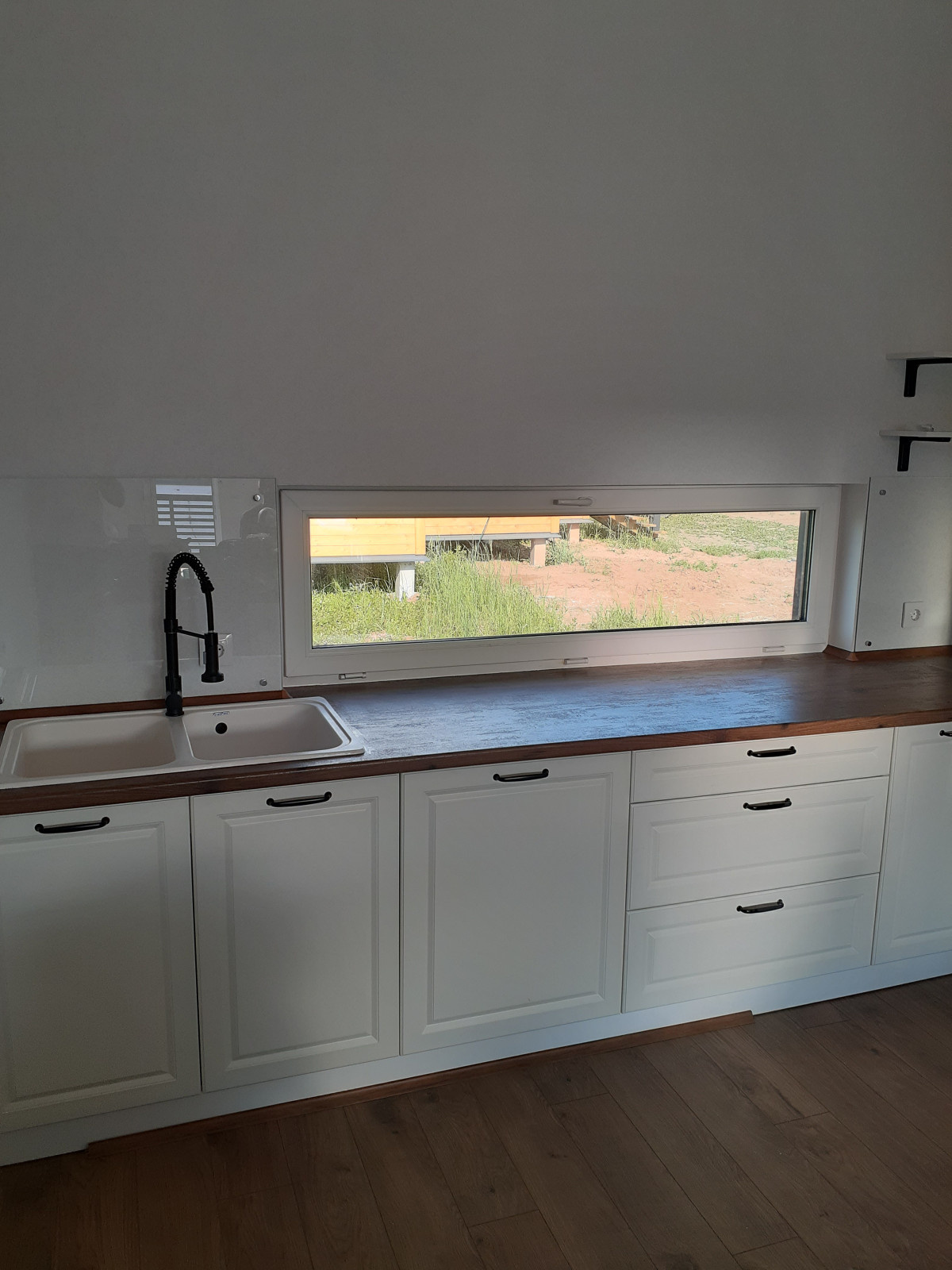 Кухня в один ярус в помещении с высокими потолками