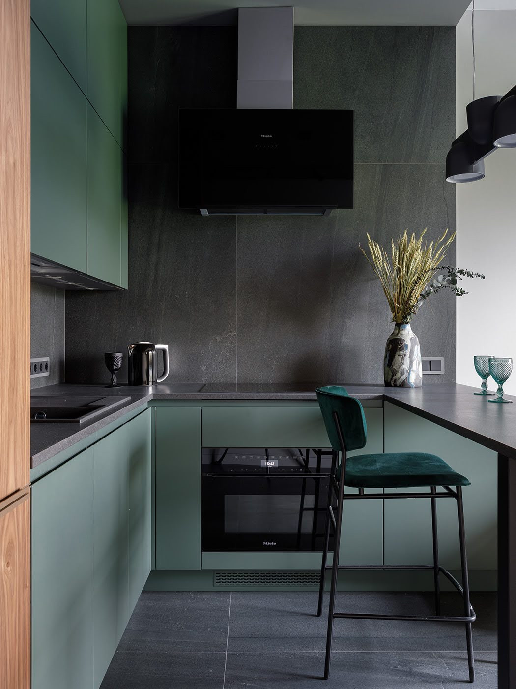 Houzz тур: Минималистичный интерьер для студента