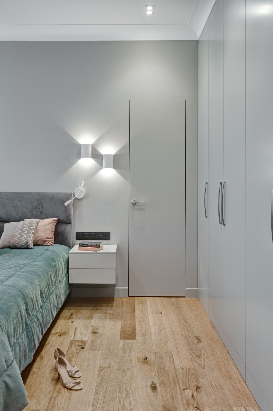 "Смокинг". Квартира на наб. Т. Шевченко