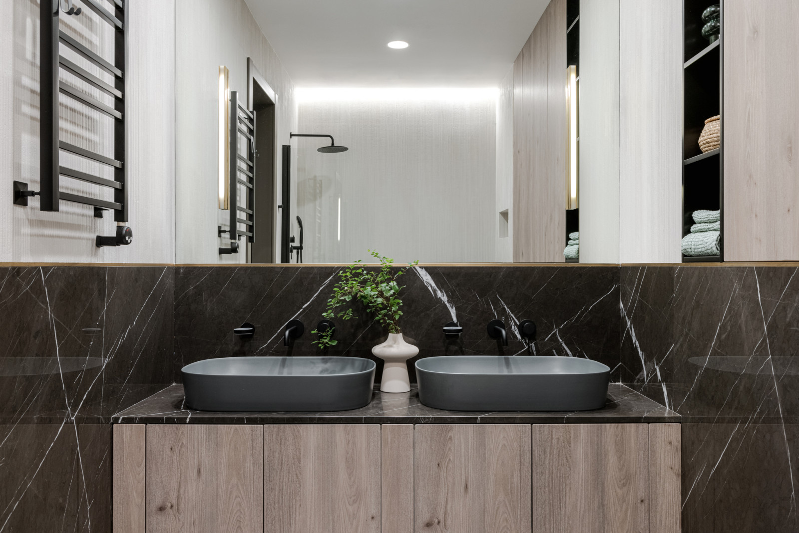 Houzz тур: Квартира с зелёным мрамором и отпечатком наутилуса