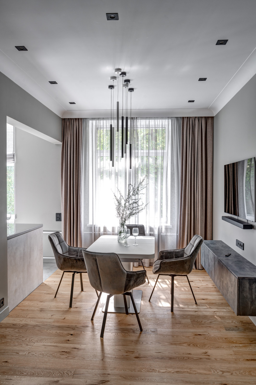 "Смокинг". Квартира на наб. Т. Шевченко