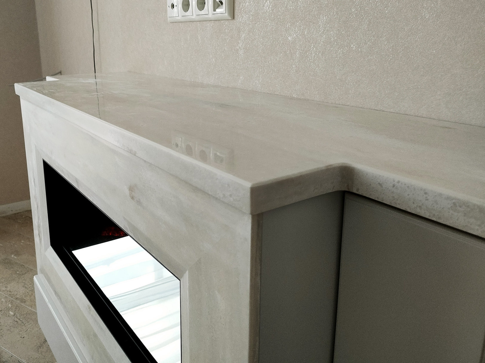 Облицовка камина искусственным камнем Corian