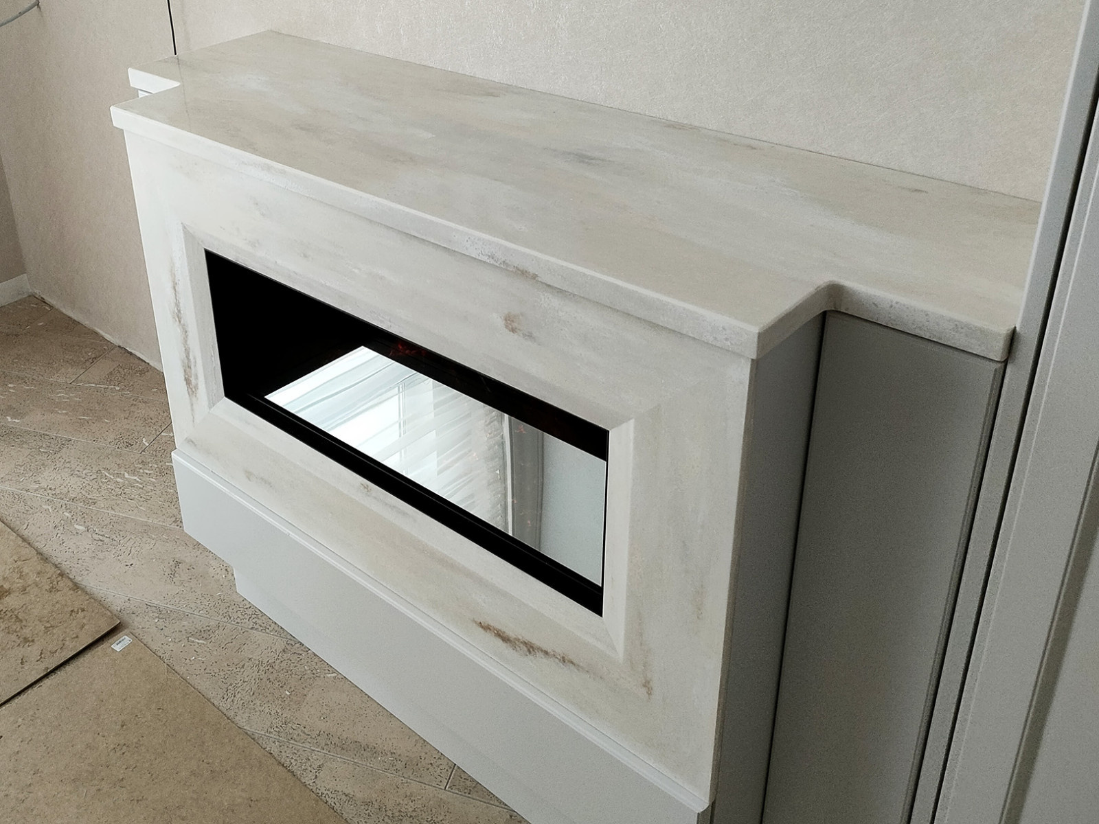 Облицовка камина искусственным камнем Corian