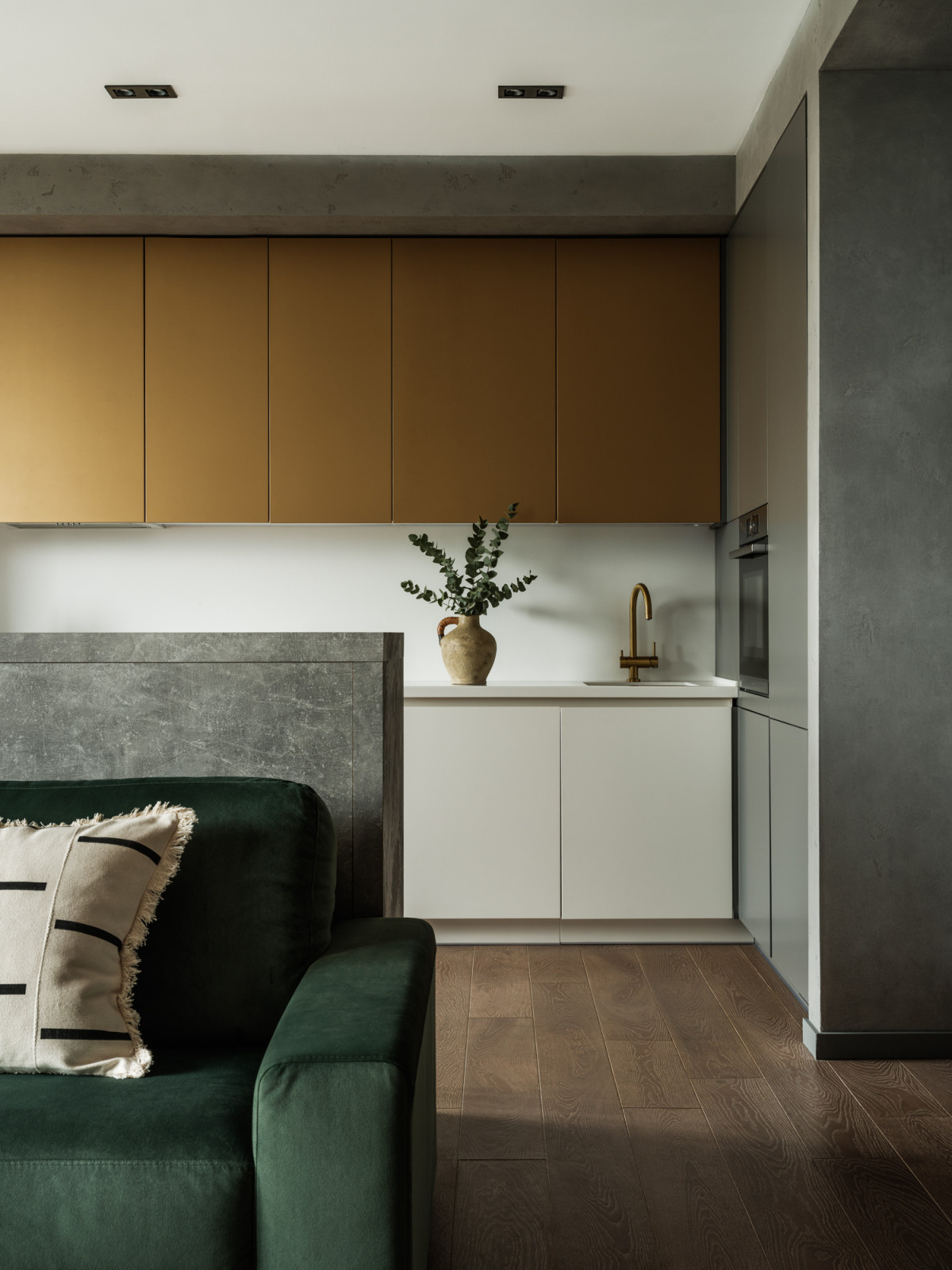 Houzz тур: Студия с бетоном и золотой кухней