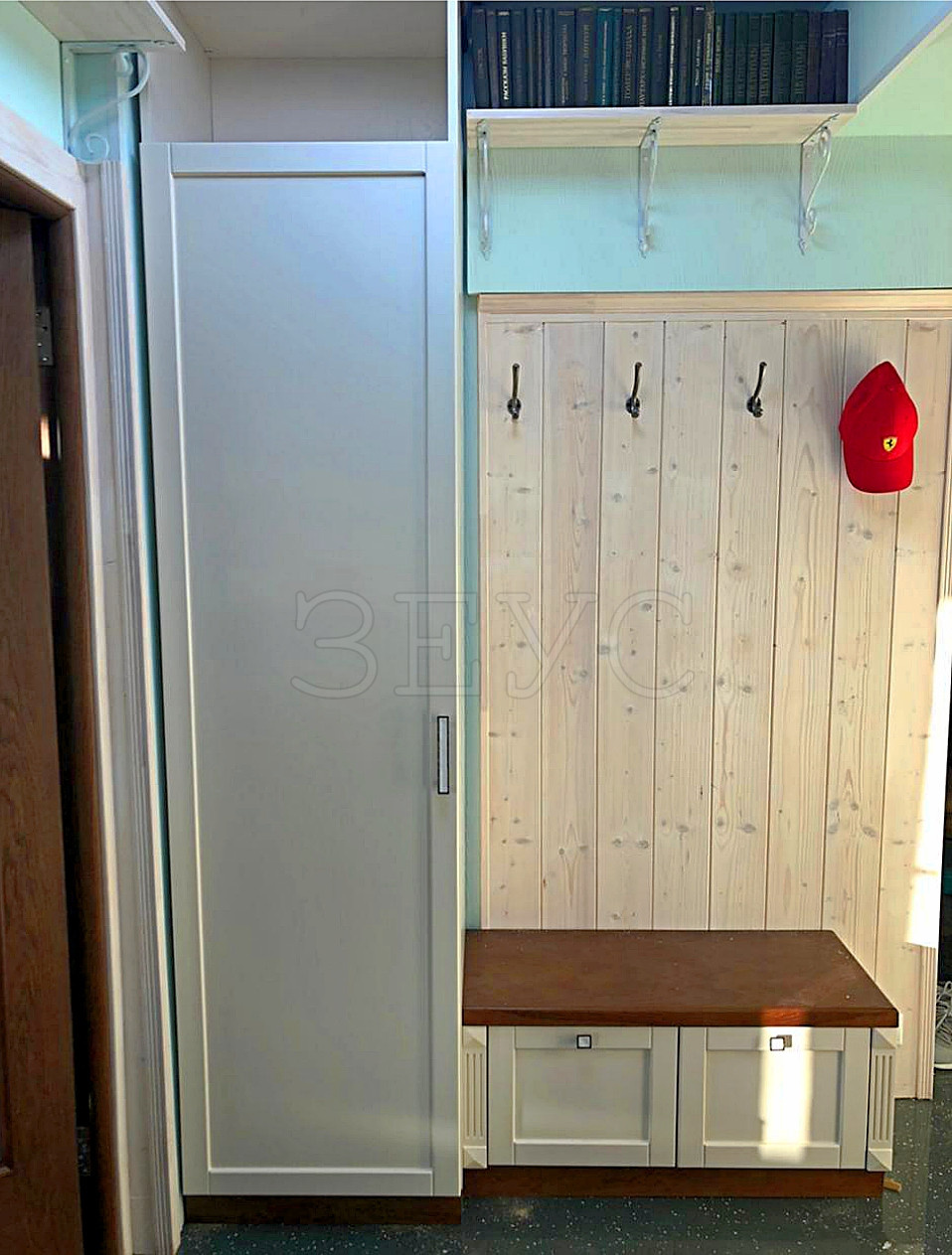 Миниатюрная прихожая для студии..