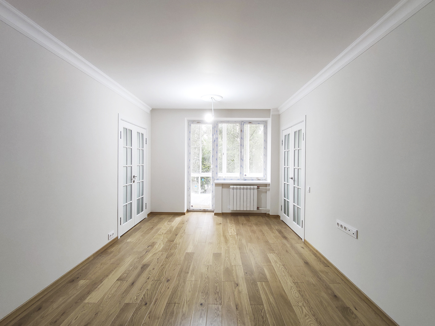 Светлая проходная комната с балконом