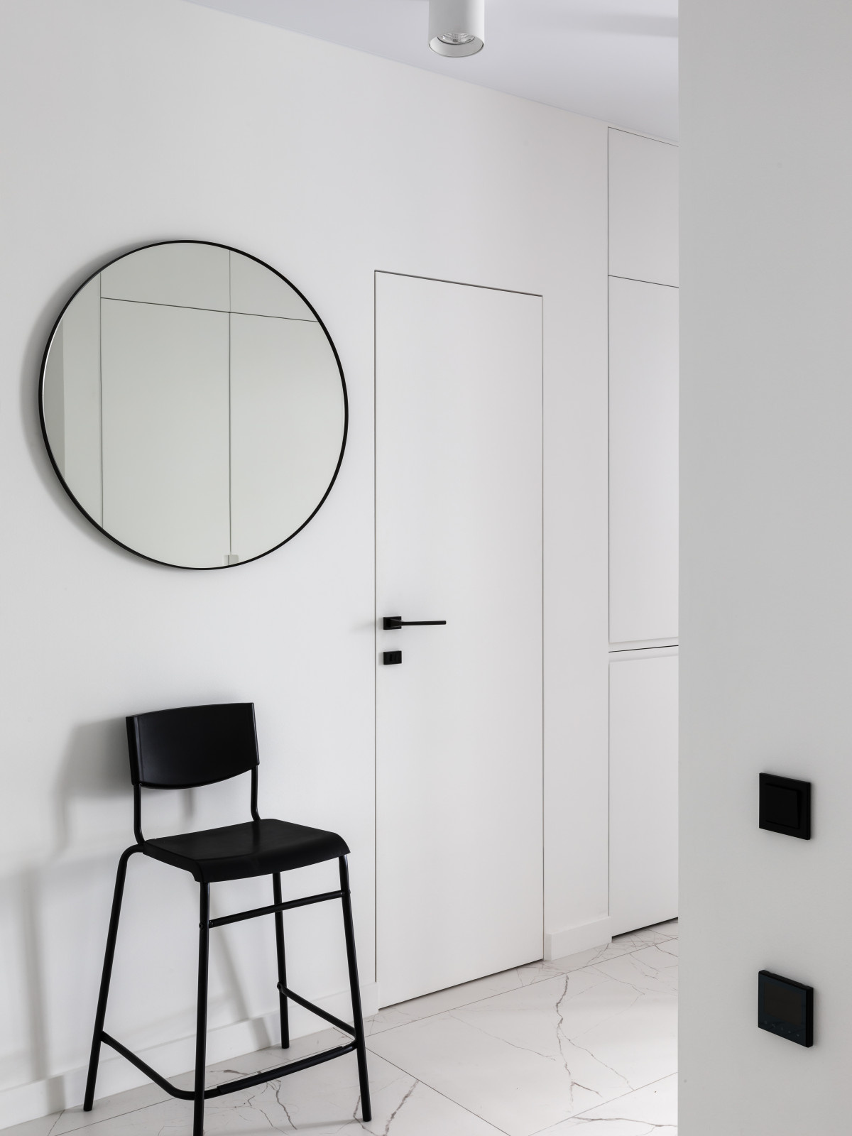 Цветовой минимализм в арендной квартире .