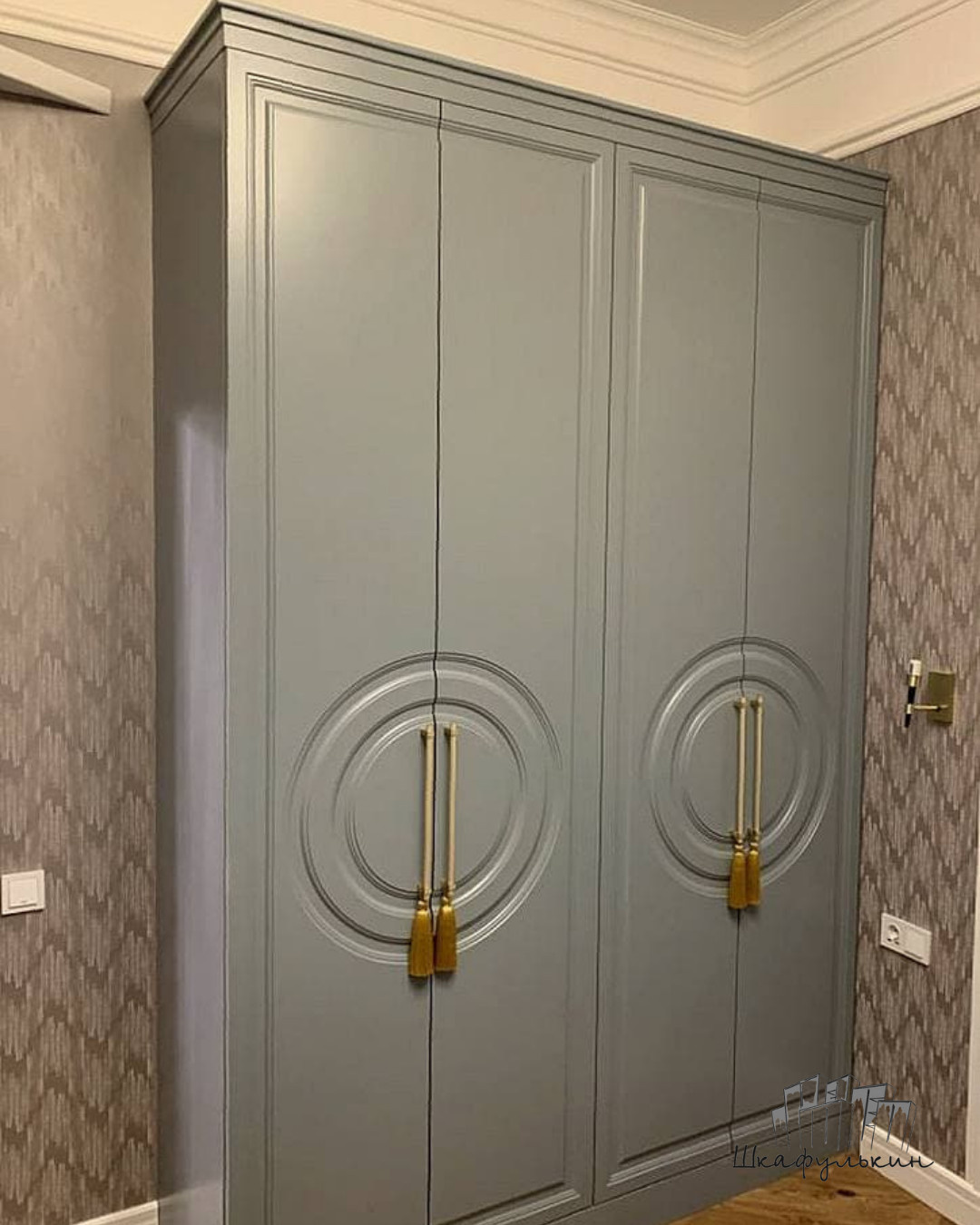 СЕРЫЙ ШКАФ В КЛАССИЧЕСКОМ СТИЛЕ