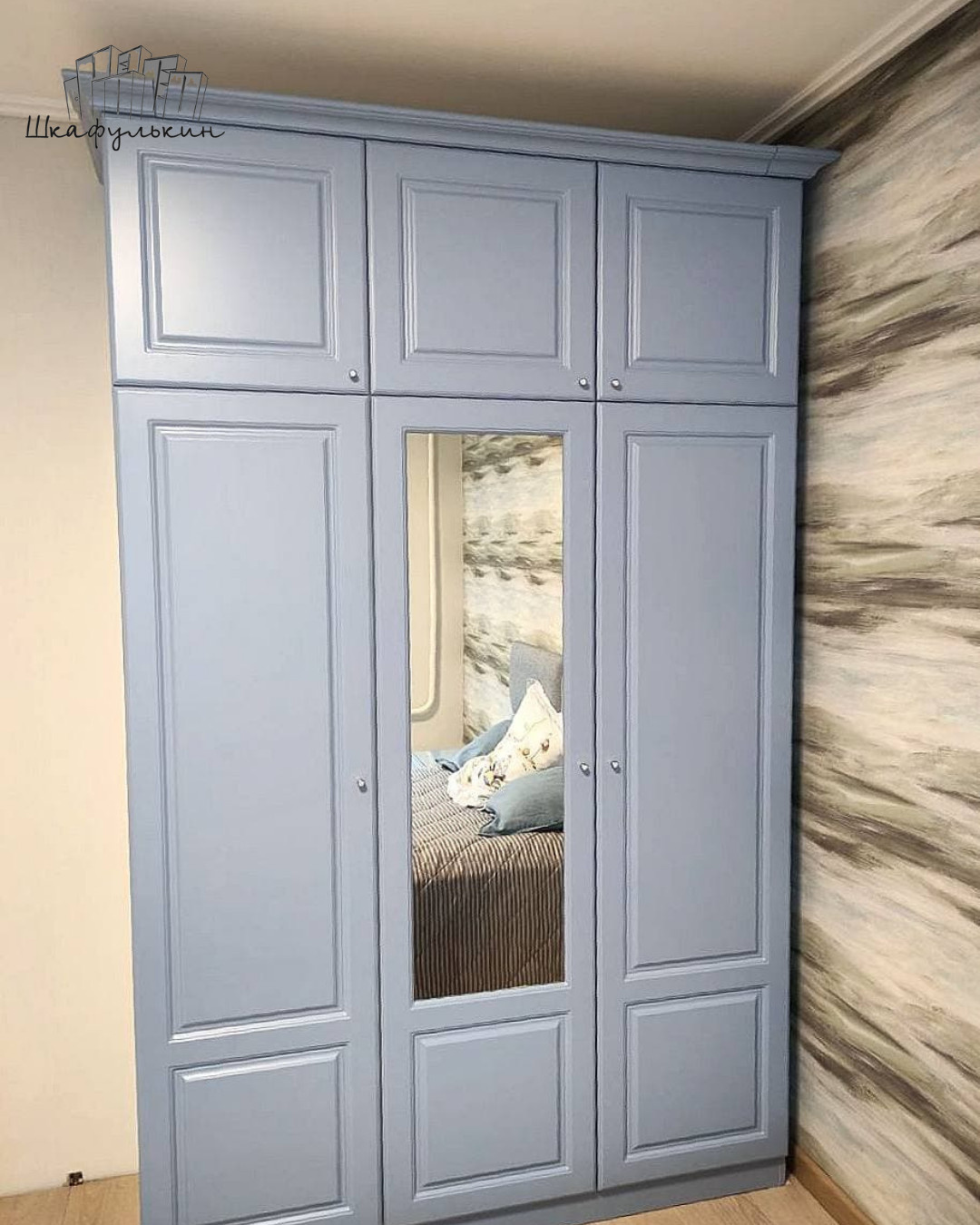 Голубой шкаф и тумба
