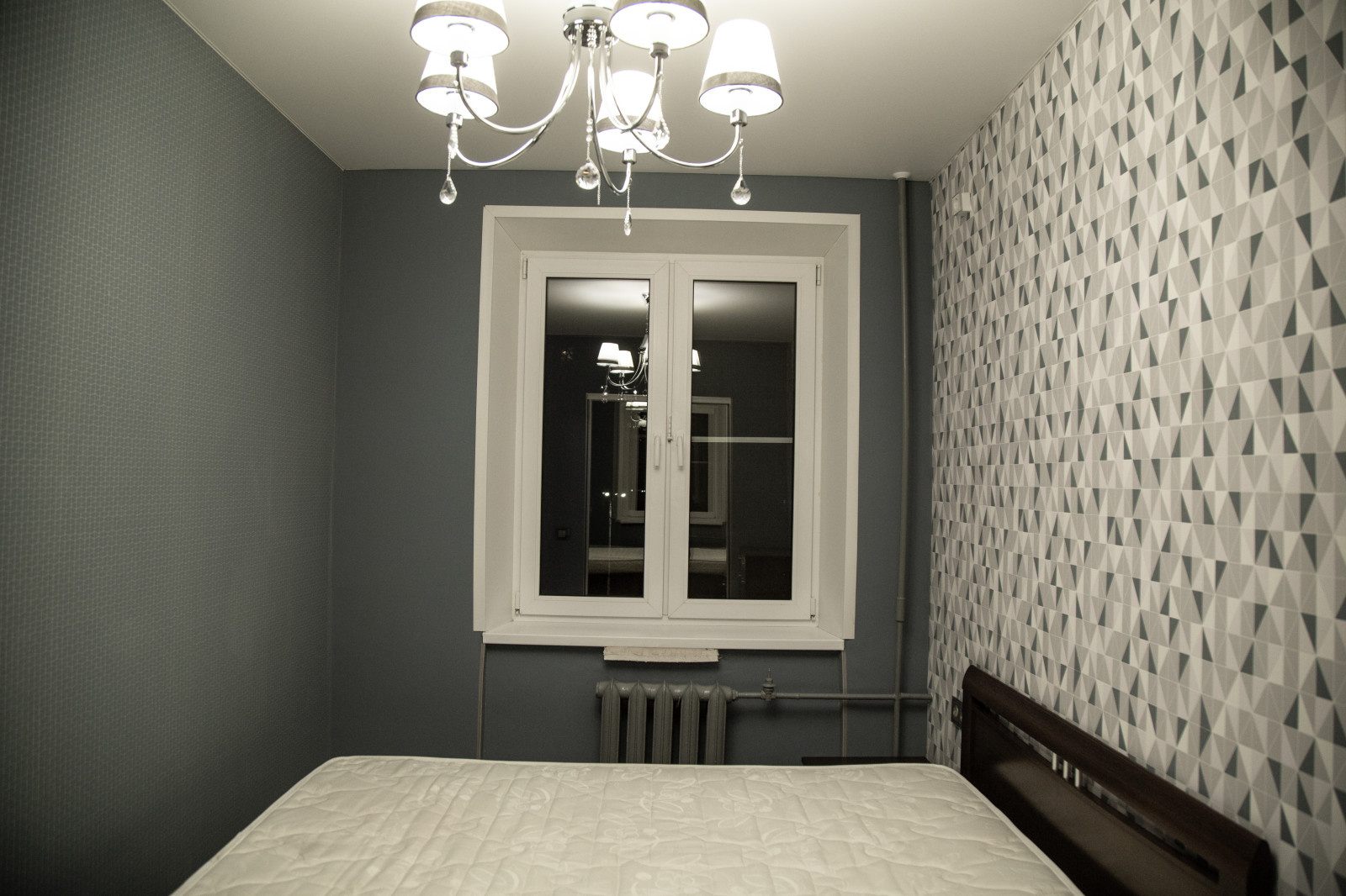 Маленькая серая спальня