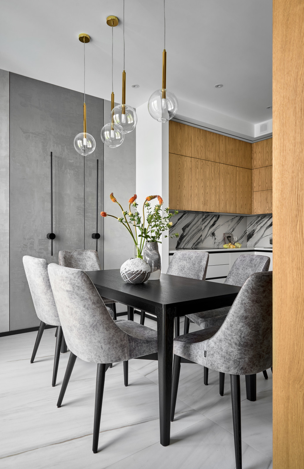 Кухня недели: С круговым проходом и эффектными линиями