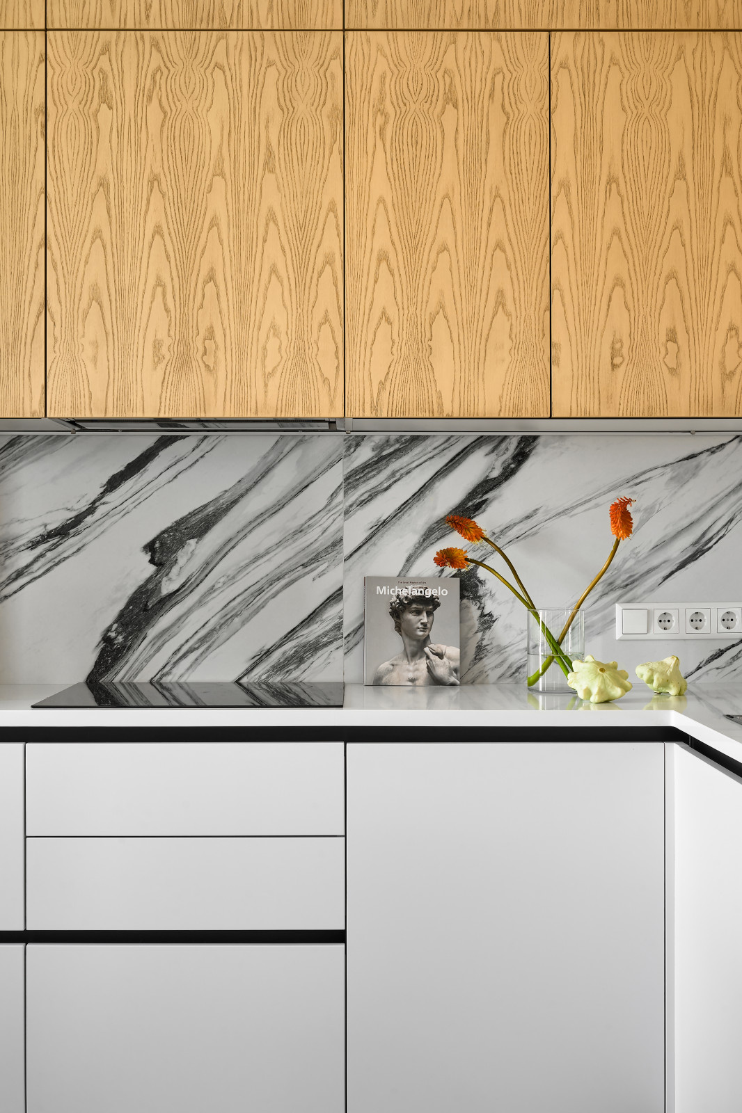 Кухня недели: С круговым проходом и эффектными линиями