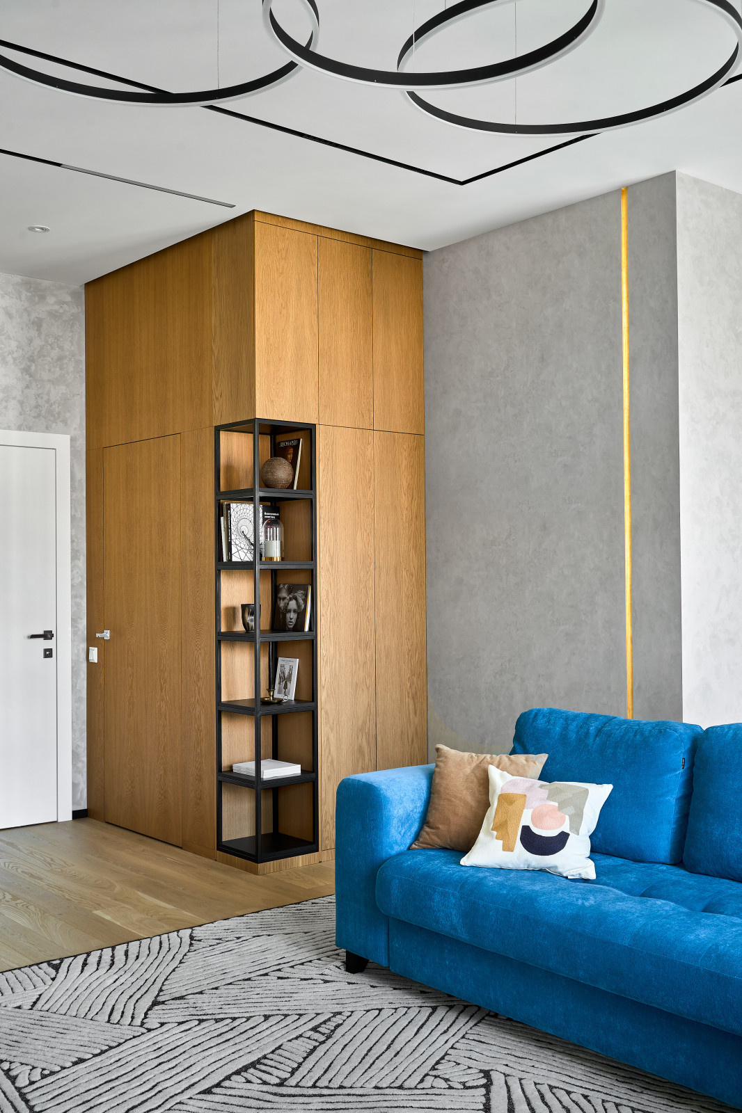 Кухня недели: С круговым проходом и эффектными линиями