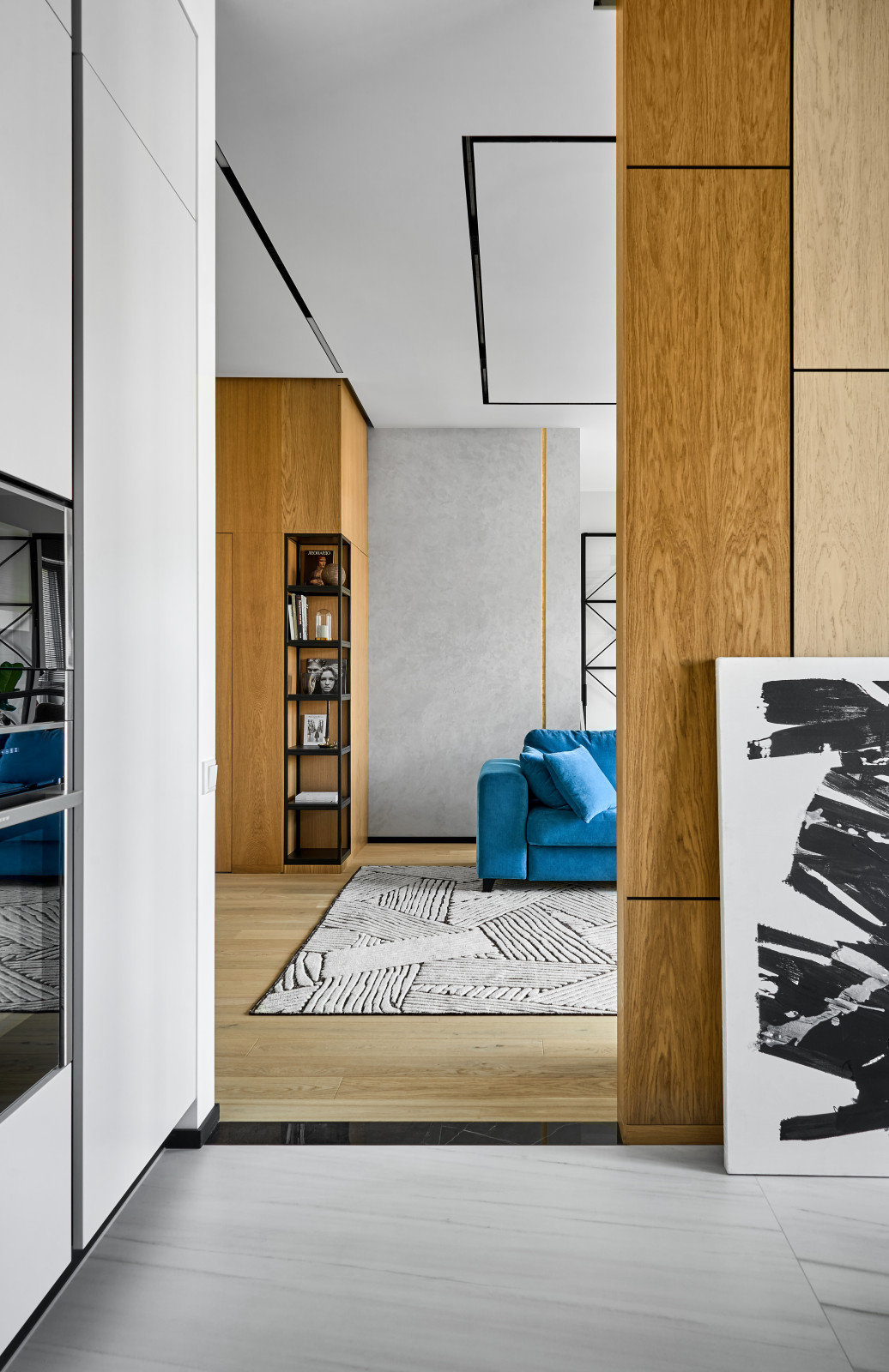 Кухня недели: С круговым проходом и эффектными линиями