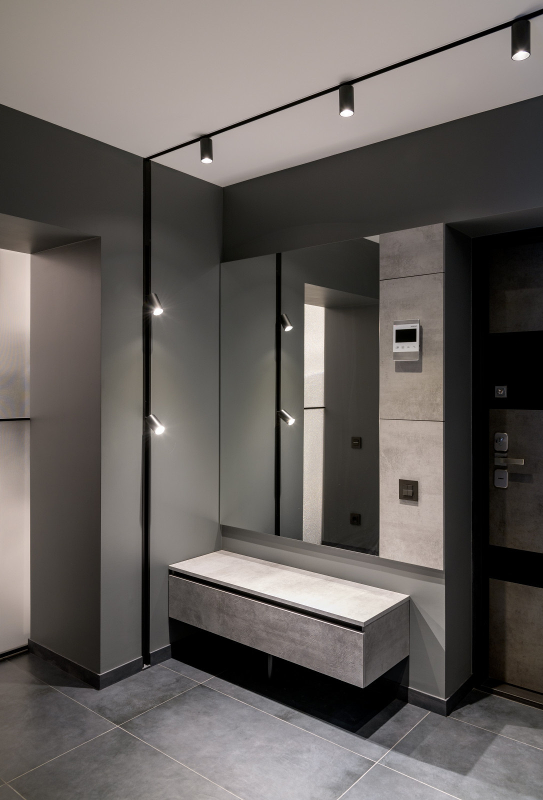 Квартира с гардеробной для коллекции кроссовок