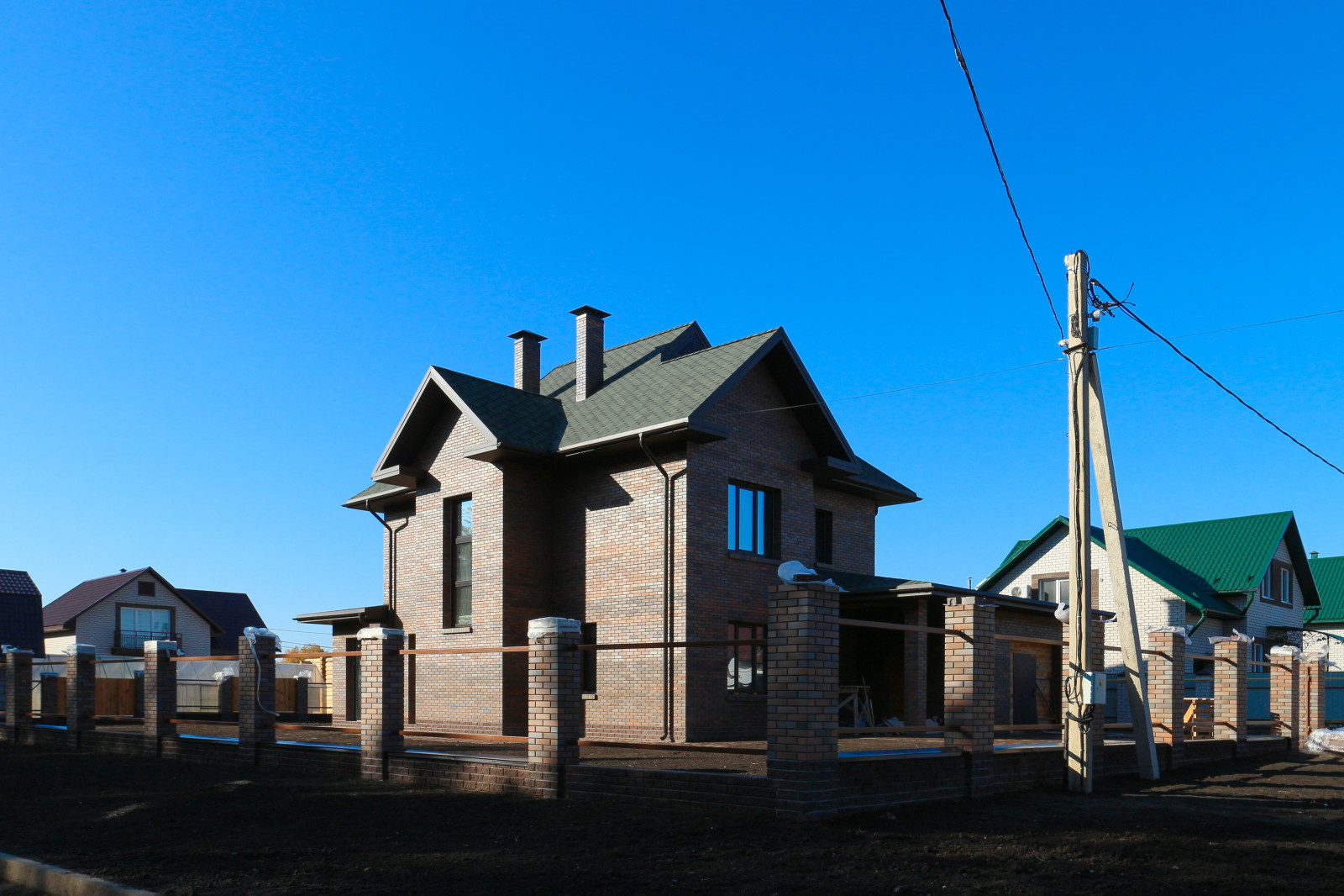 Двухэтажный кирпичный жилой дом с гаражом