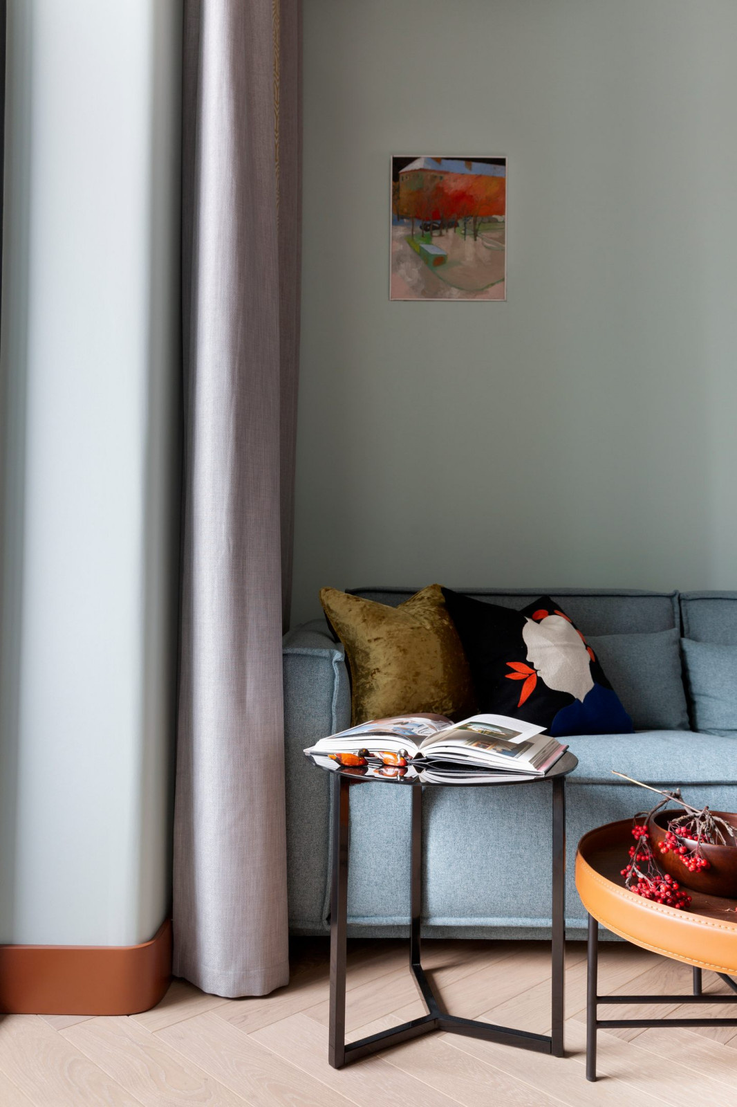 Публикация ElleDecoration.ru Квартира 48 м² в сочной цветовой гамме в Москве