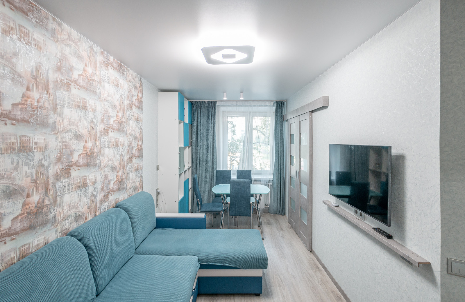 Гостиная с диваном и столиком