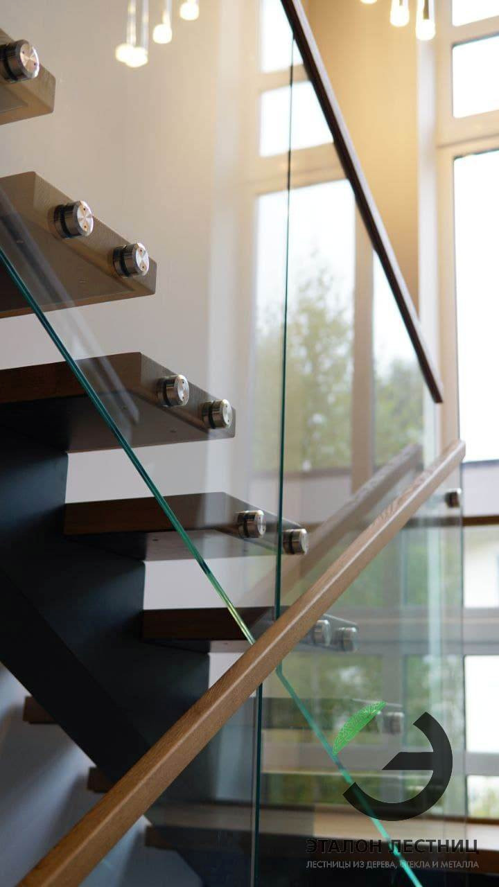 Обложка проекта: Лестница на металлическом монокосоуре со стеклянными перилами