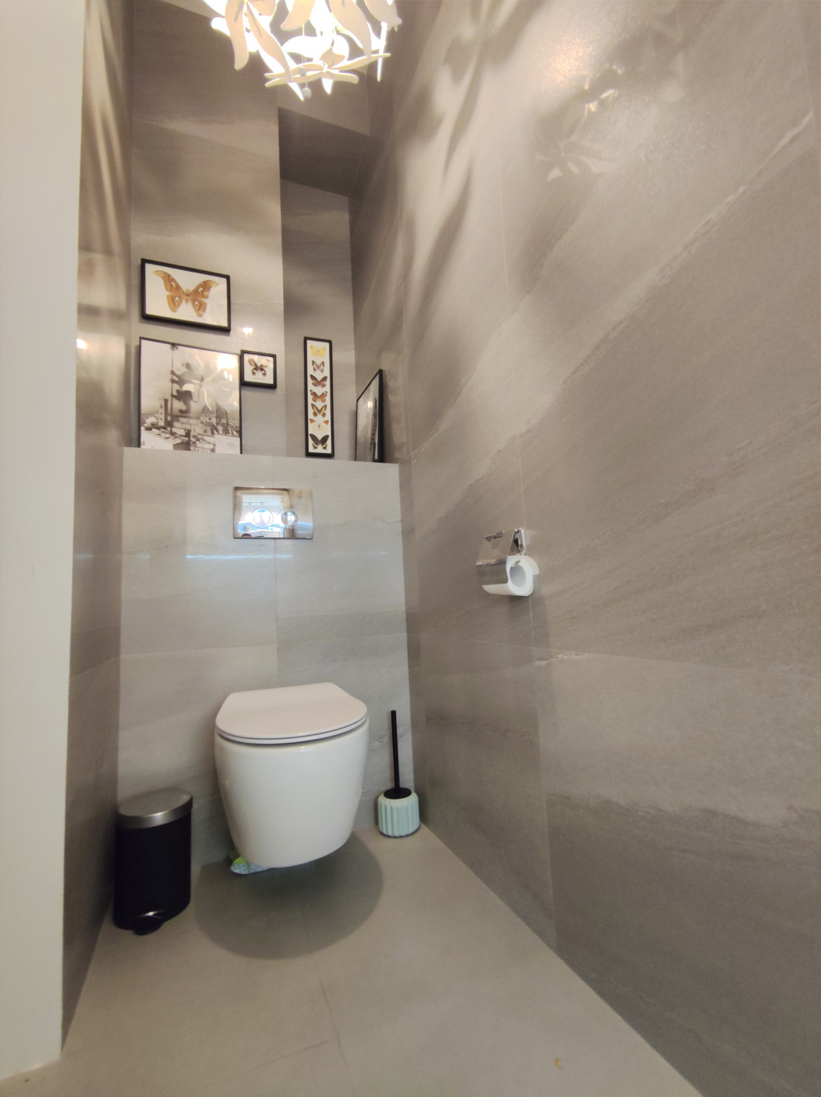 Туалет с люстрой и картинами 2