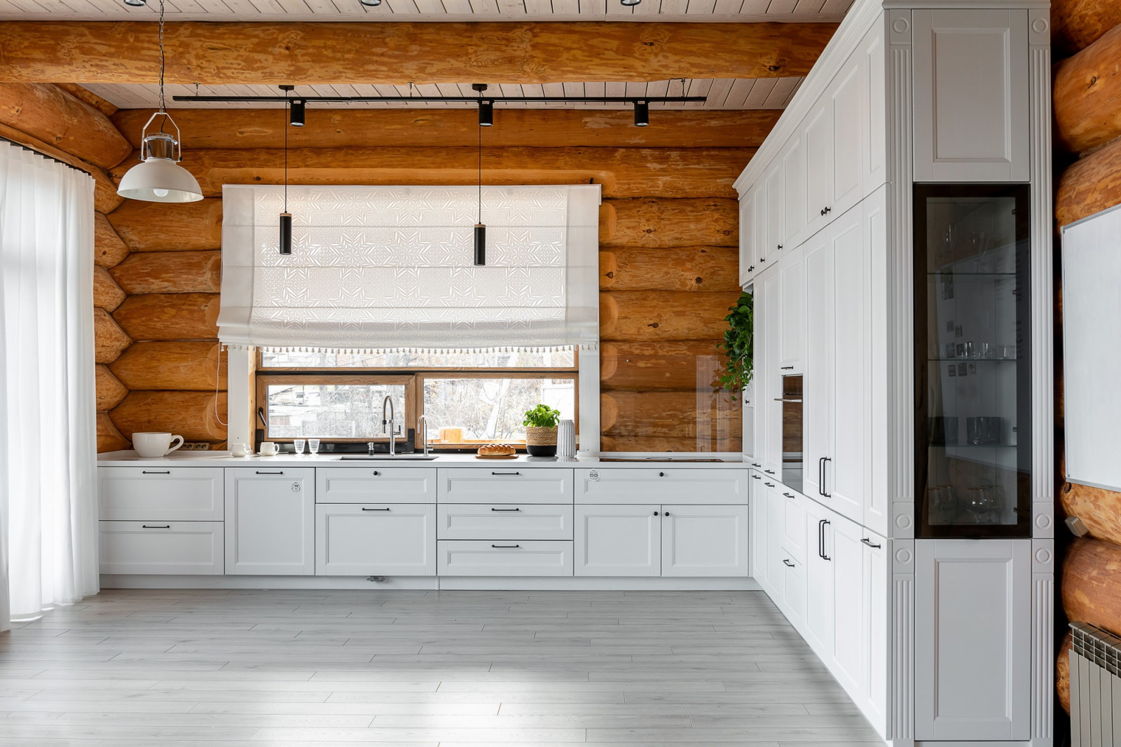 Кухня в скандинавском стиле для бревенчатого дома
