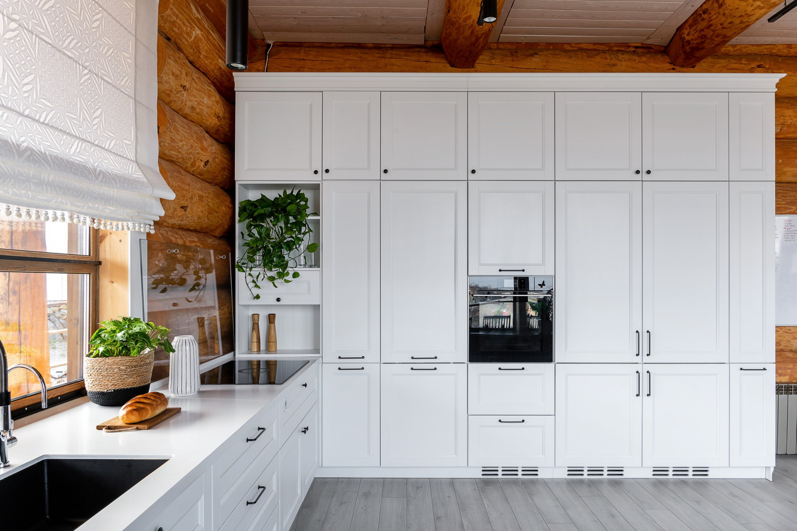 Кухня в скандинавском стиле для бревенчатого дома